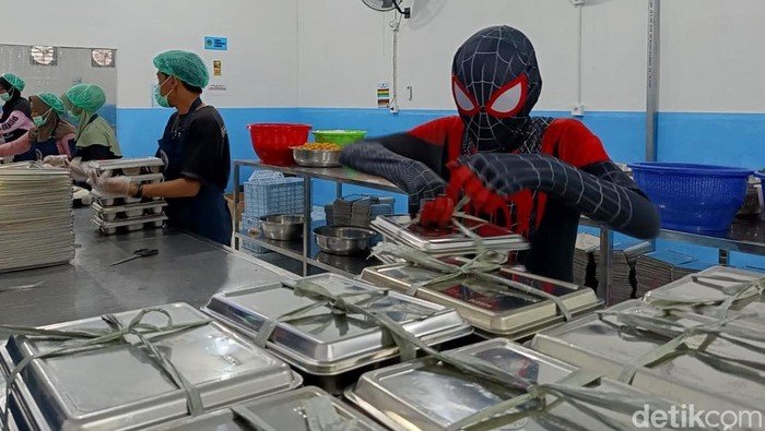 Spiderman Bagikan MBG dan Hibur Anak-anak di Lumajang  Baca artikel detikjatim, 